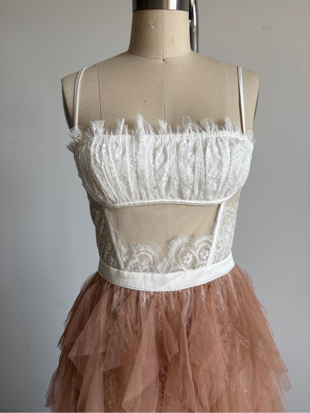 New For Love And Lemons White Lace Bodice with Blush Tiered Tulle Maxi Sz Small - Picture 3 of 11